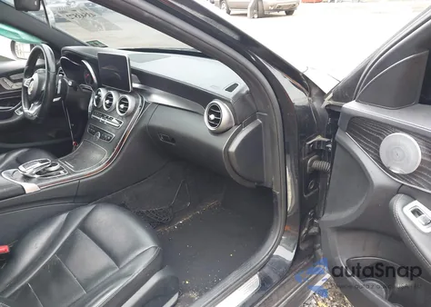 2015 Mercedes-Benz C 300 Sport 4Matic z USA, uszkodzony, nr VIN 55SWF4KB9FU071432